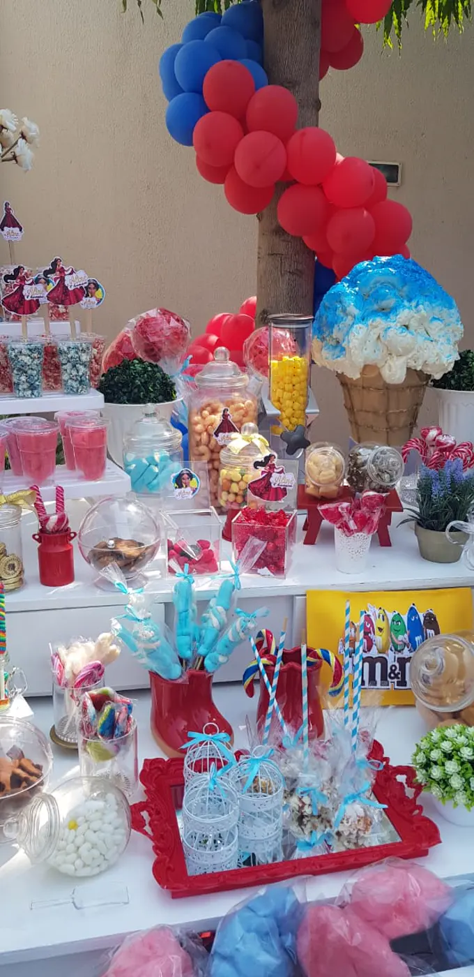 Festa com balões e gelado gigante
